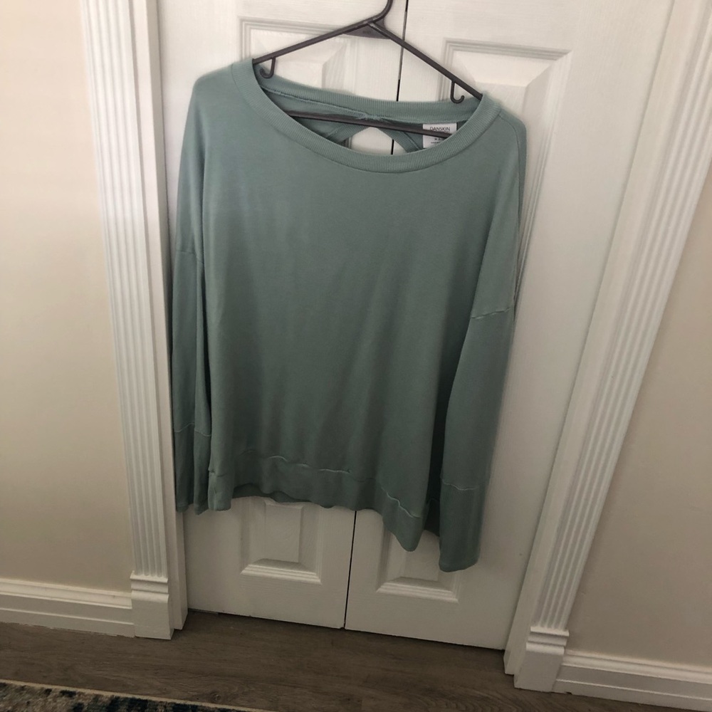 Danskin keyhole back light weight top